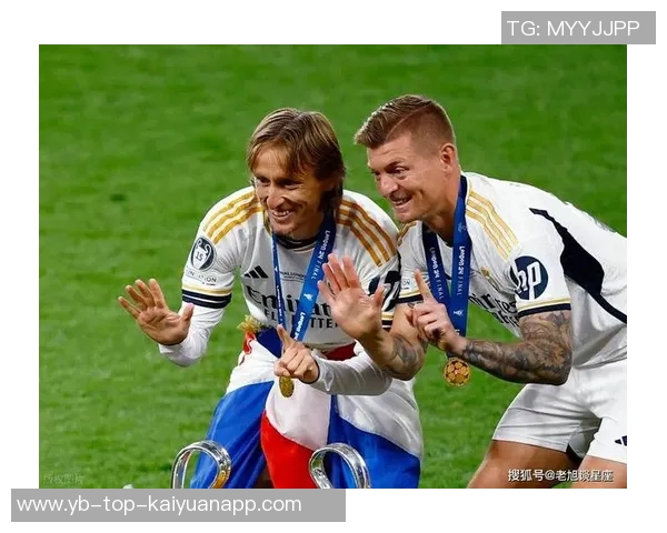 克罗斯评选历史最佳阵容梅西C罗领衔中场魔笛齐祖前锋大小罗同在